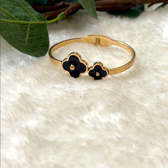 Jewelry - Elegant Black and Gold Flower Bracelet
